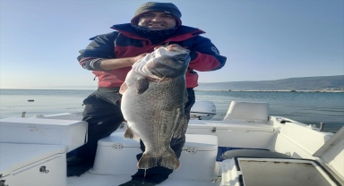 Sinop'ta amatör balıkçı oltayla yaklaşık 10 kilogramlık levrek yakaladı