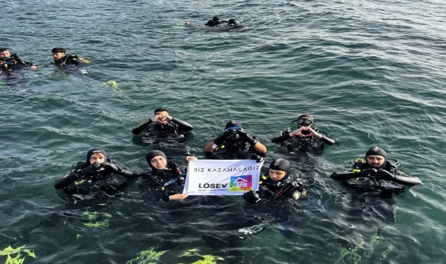 Sinop'ta dalgıçlar lösemiyle mücadeleye denizde açtıkları pankartla destek verdi