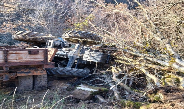 Sinop'ta dereye devrilen traktördeki 3 kişi yaralandı