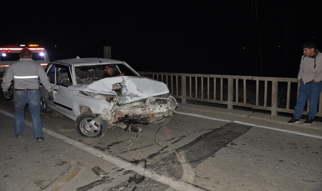 Sinop'ta köprü korkuluğuna çarpan otomobildeki 3 kişi yaralandı