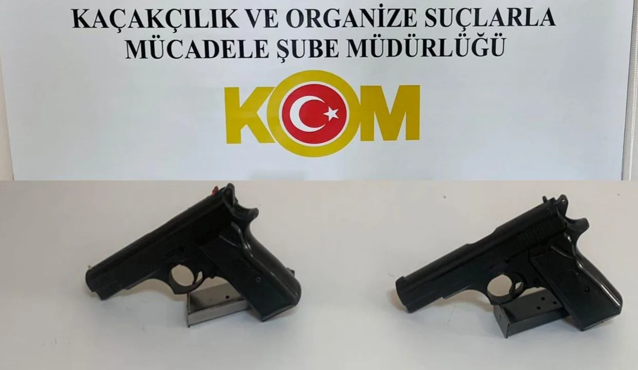 Şüpheli araçta 2 ruhsatsız tabanca ele geçirildi