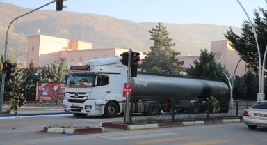 Tokat'ta asfalt malzemesi taşıyan tırın lastiğinin patlaması soncu yangın çıktı
