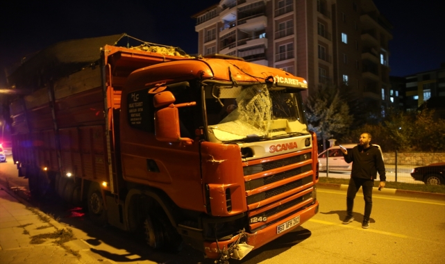 Tokat'ta freni patlayan kamyonun sürücüsü aracı lastikleri kaldırıma sürtüp patlatarak durdurdu