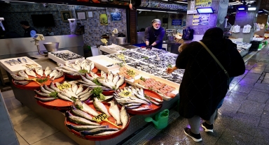 Trabzon'daki balıkçı tezgahlarında hamsinin kilogramı 75 liradan satılıyor