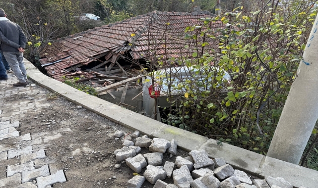 Zonguldak'ta otomobil kullanılmayan bir evin çatısına düştü