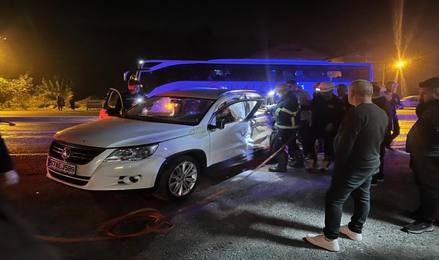 Zonguldak'ta otomobille otobüsün çarpıştığı kazada 1 kişi yaralandı