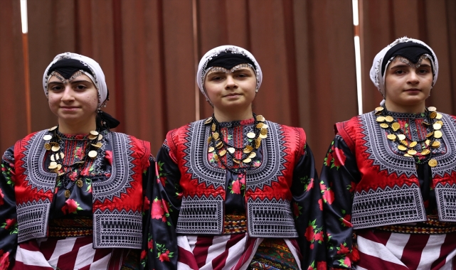 Akçaabat horonuyla dünya sahnelerinde boy gösteriyorlar