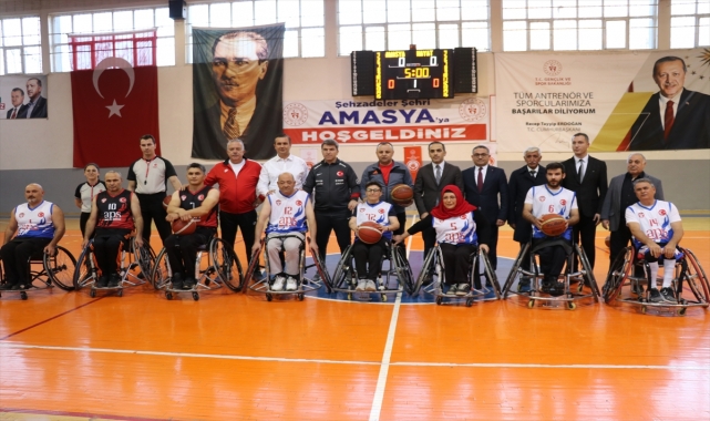 Amasya'da protokolle dostluk maçında kazanan