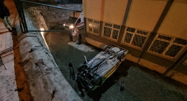 Çorum'da okul bahçesine düşen otomobildeki 2 kişi yaralandı