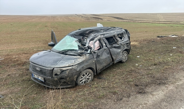 Çorum'da üzerine tır devrilen hafif ticari araçtaki 2 kişi yaralandı