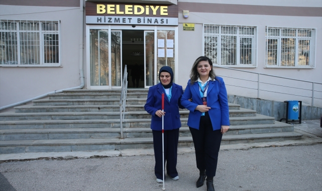 Doğuştan görme engelli Ebru'nun mesai arkadaşları