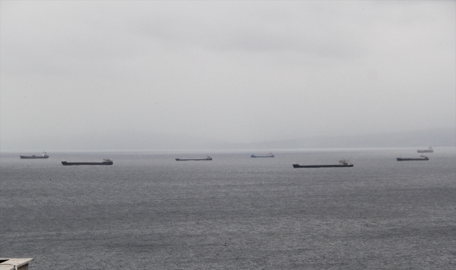 Fırtınadan kaçan yük gemileri Sinop doğal limanına sığındı