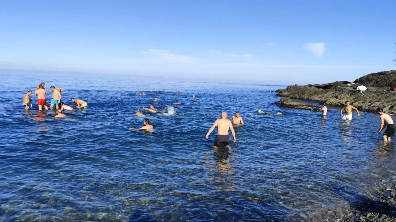 Giresun’da denize girenler serin suyun keyfini çıkardılar