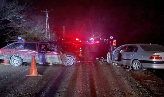 GÜNCELLEME - Bolu'da iki otomobilin çarpıştığı kazada 1 kişi öldü, 5 kişi yaralandı