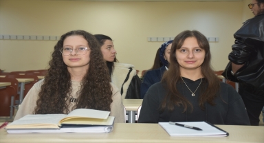 İkiz kardeşlerin eğitim hayatı üniversitede de aynı sırada devam ediyor