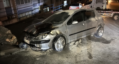 Karabük'te duvara çarparak alev alan otomobil kullanılamaz hale geldi