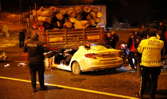Kastamonu'da tıra çarpan otomobildeki 1 kişi öldü, 2 kişi yaralandı