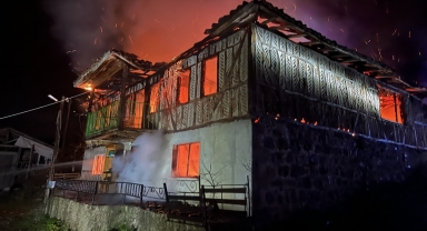 Samsun'da çıkan yangında iki katlı ahşap ev kullanılamaz hale geldi
