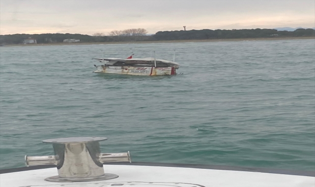 Samsun'da denizde sürüklenen tekne, polis ekiplerince kurtarıldı