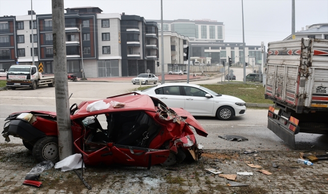 Samsun'da kamyon ile otomobilin çarpıştığı kazada 4 kişi yaralandı