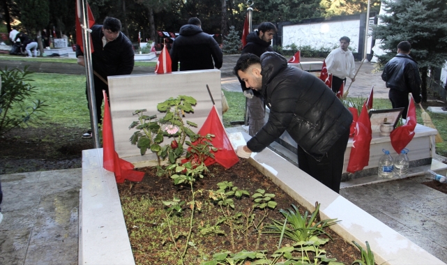 Sinop'ta gönüllü üniversite öğrencileri şehit mezarlarını temizledi