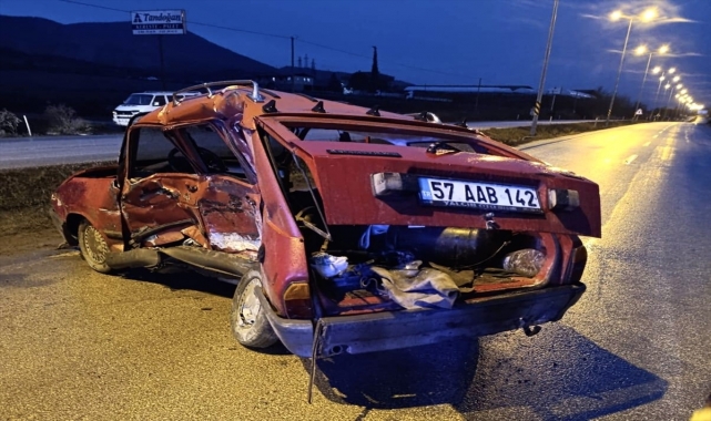 Sinop'ta servis minibüsüyle otomobilin çarpıştığı kazada 1 kişi öldü, 10 kişi yaralandı