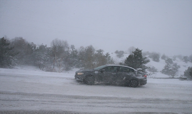 Tokat-Sivas kara yolunda kar yağışı etkili oluyor