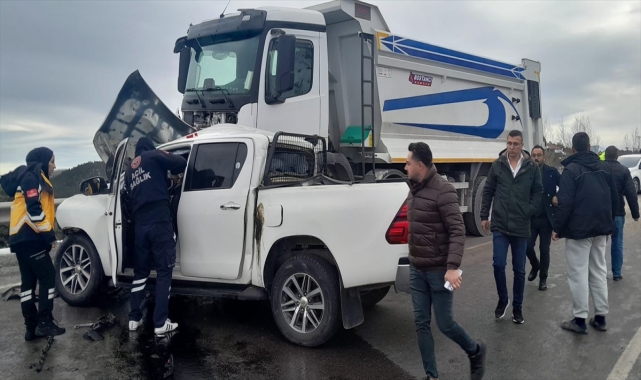 Tokat'ta kamyon ile kamyonetin çarpıştığı kazada 1 kişi öldü, 1 kişi yaralandı