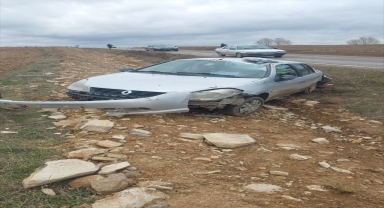 Tokat'ta savrulan otomobildeki çift yaralandı 