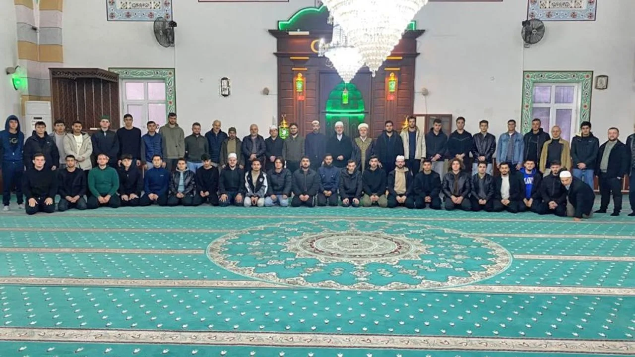 Üniversite Gençlerinden Sabah Namazı Buluşması