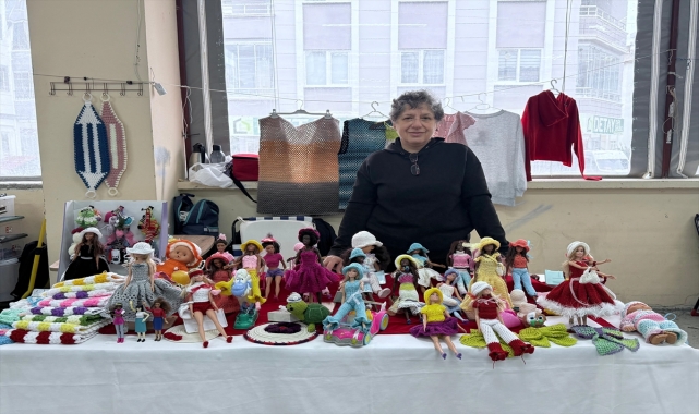 Ünlü sanatçıların giyim tarzını oyuncak bebek elbiselerine uyarlıyor