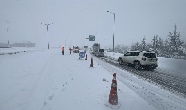 Anadolu Otoyolu Bolu kesimi İstanbul istikameti, makaslayan tır nedeniyle ulaşıma kapatıldı