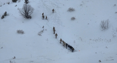 Artvin'de çığ altında kalan 2 kişiyi arama çalışmaları sürüyor