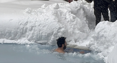 Bolu'da tatilci sıfırın altında 10 derecede buz tutmuş havuza girdi