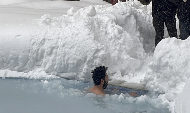 Bolu'da tatilci sıfırın altında 10 derecede buz tutmuş havuza girdi