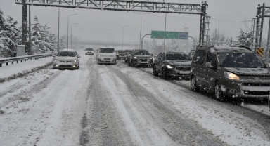 GÜNCELLEME - Makaslayan tır nedeniyle ulaşıma kapatılan Anadolu Otoyolu Bolu kesimi İstanbul istikameti açıldı
