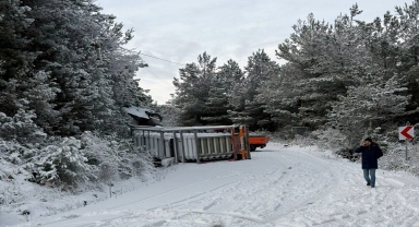 Kastamonu'da boş doğal gaz tüplerinin bulunduğu tır devrildi