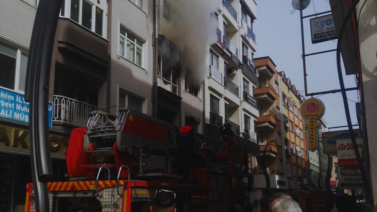 Giresun'da korkutan yangın! Dumanlar saniyeler içinde tüm binayı sardı!