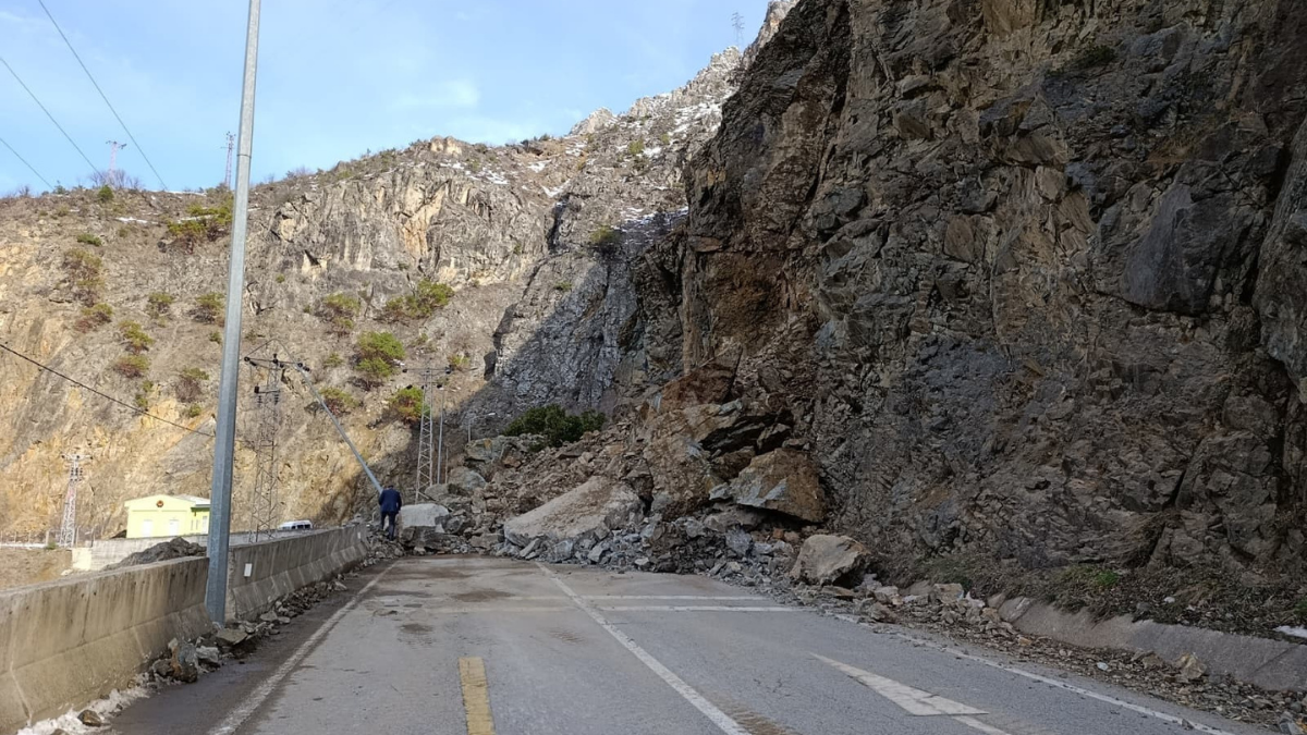 Ölüm Yolunda Bir Heyelan Daha! Dev Kayalar Tünel Girişini Kapattı