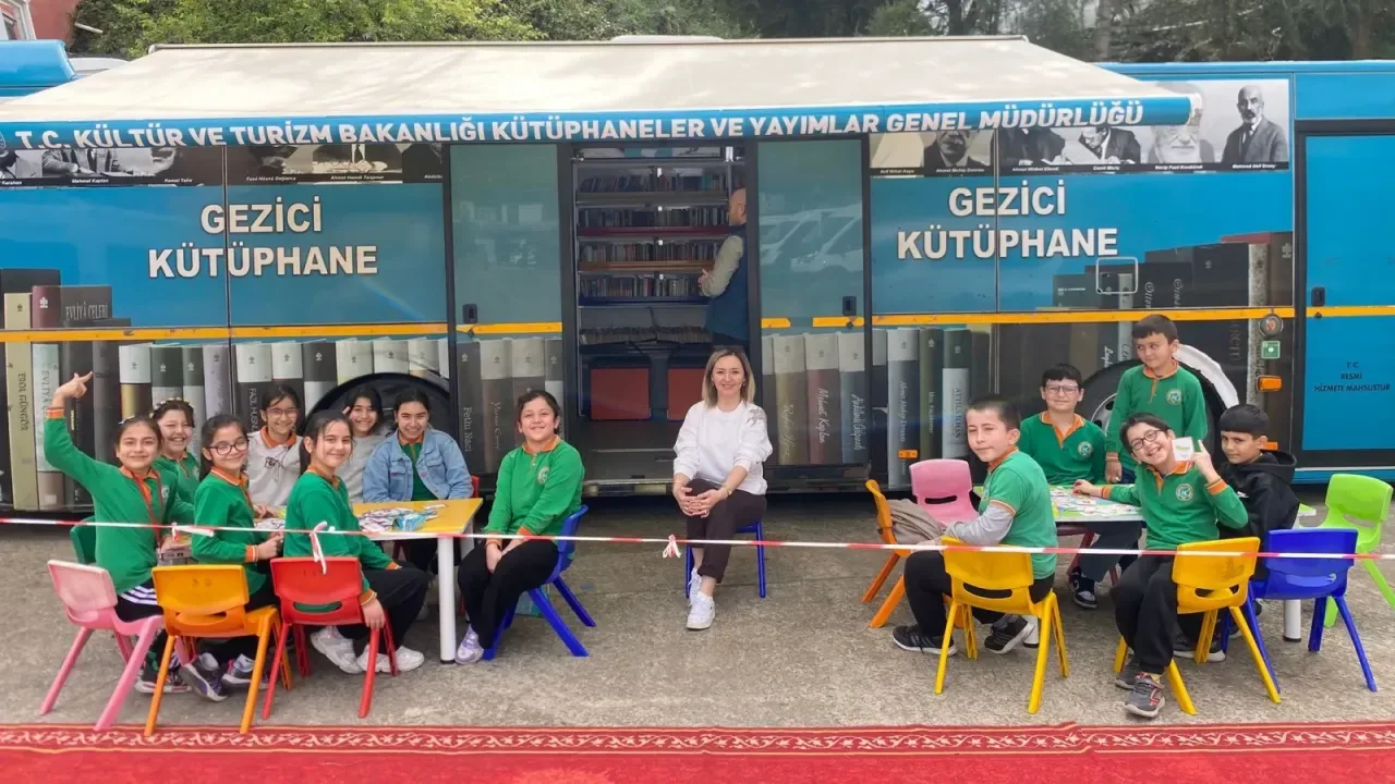 Gezici Kütüphane Öğrencileri Kitapla Buluşturmaya Devam Ediyor: Yağlıdere