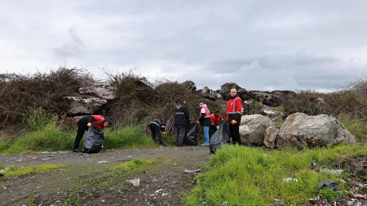 Giresun'un Bir İlçe Belediyesi Kıyı Şeridine Atılan Çöpleri Topladı