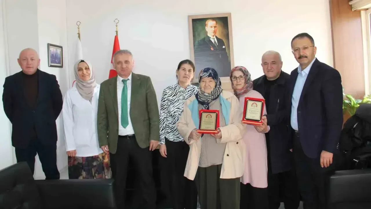 Gurbetçi Anne ve Oğlundan Memleket Sevgisi Örnekliği: Devlet Hastanesine 4 Cihaz Bağışladılar