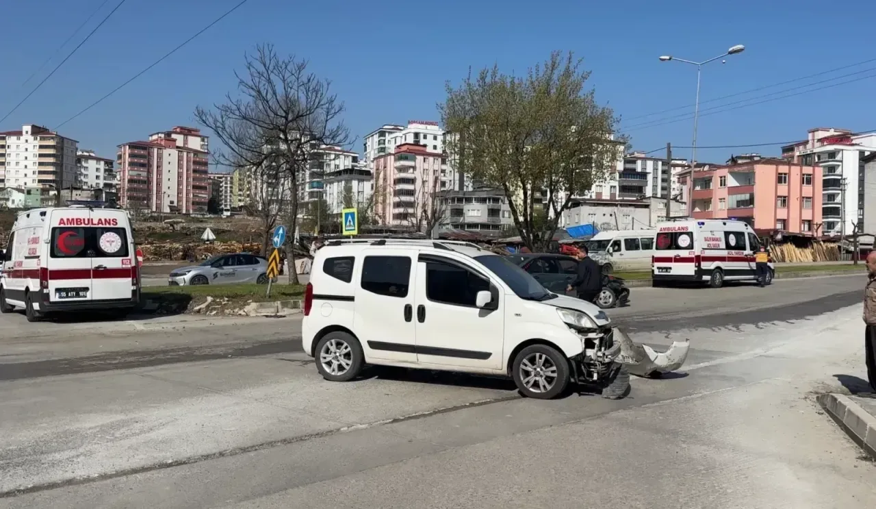 Otomobil ile Hafif Ticari Araç Çarpıştı: 3 Yaralı
