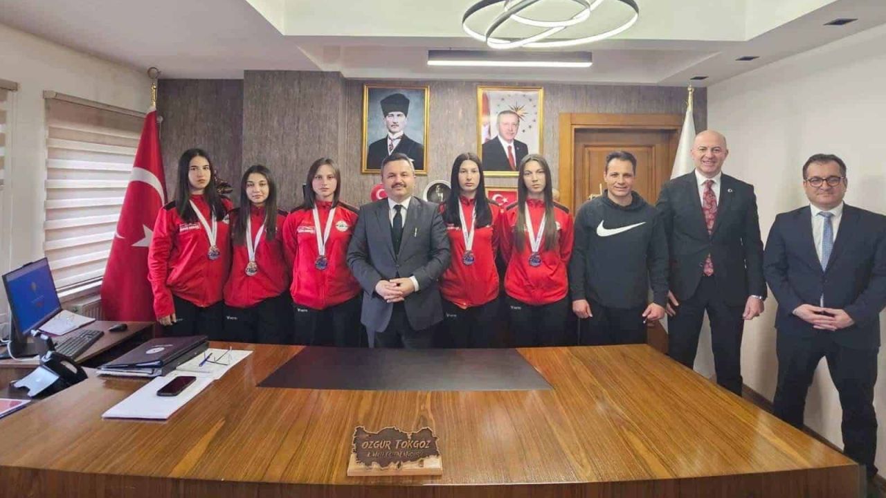 Şampiyonlar Müdür Tokgöz'ü Ziyaret Etti