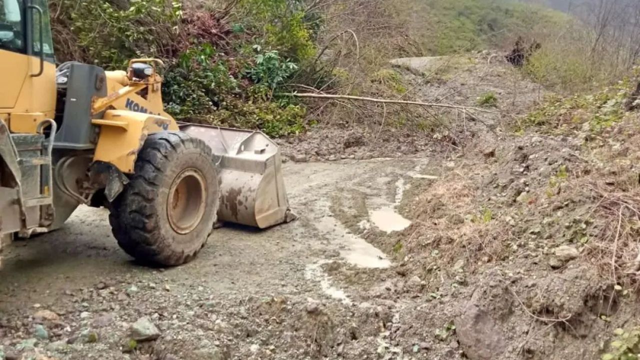 Tirebolu'da Heyelan Sonrası Yol Yeniden Açıldı