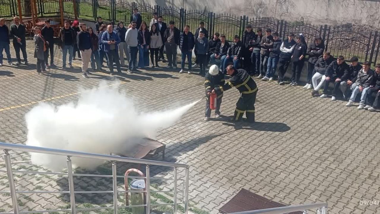 Tirebolu'da Öğrencilere Yangın Tatbikatı Eğitimi